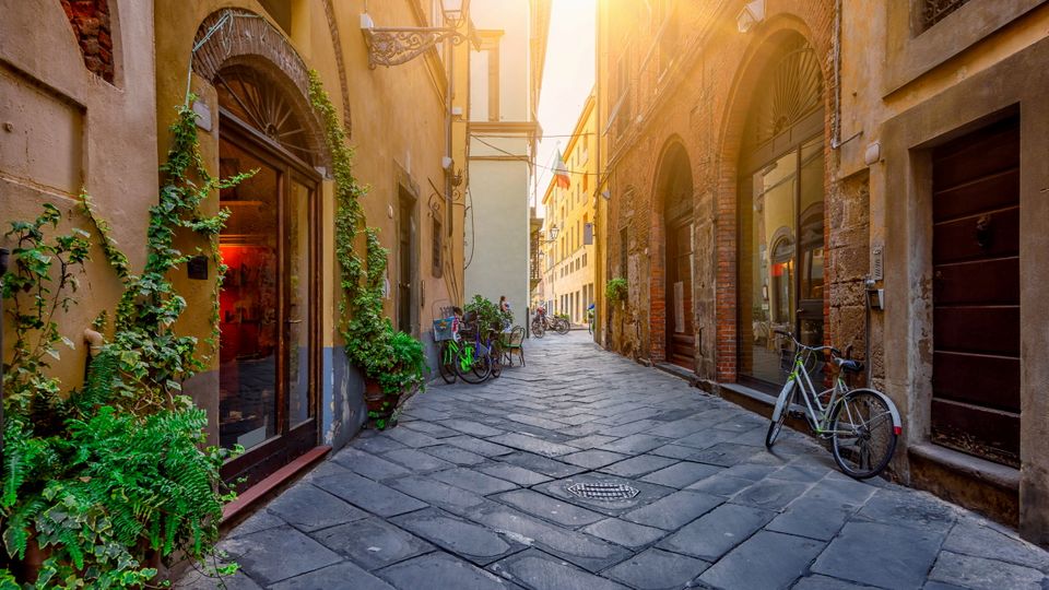 Schmale alte Straße in Lucca, Toskana