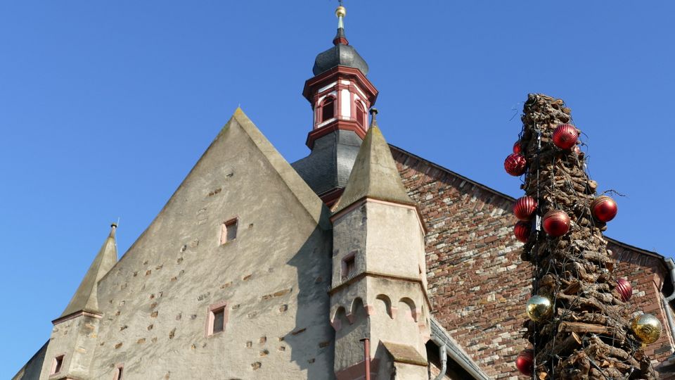 Sankt-Jakobus-Kirche mit weihnachtlichem Rebknorzenbaumspitze in Rüdesheim am Rhein