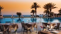 Sonnenuntergang im Außenbereich von Hotel Athena Beach auf Zypern genießen