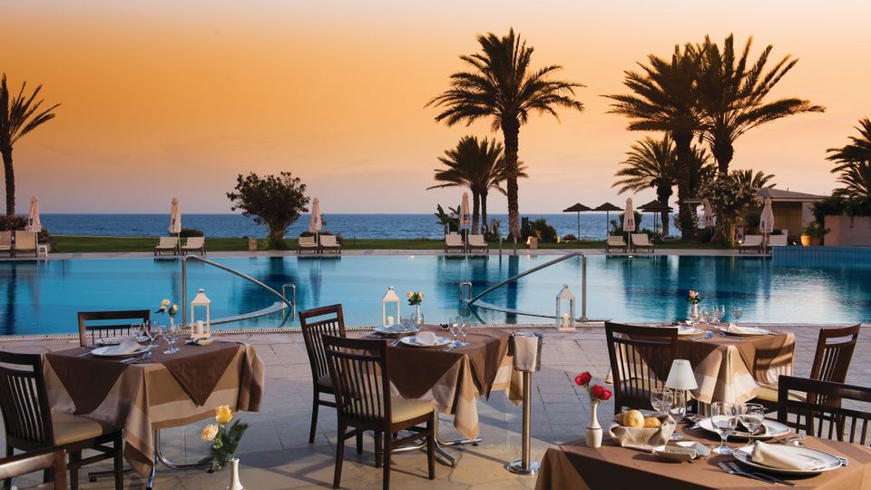 Sonnenuntergang im Außenbereich von Hotel Athena Beach auf Zypern genießen