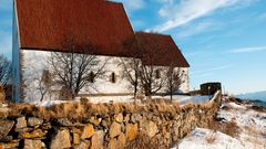 Trondenes Norwegen_mittelalterliche Kirche aus dem 13. Jahrhundert am Meer