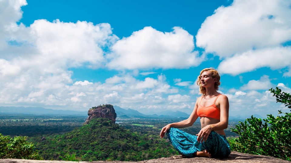 Junge Frau beim meditieren vor dem Sigiriya