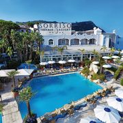 Blick auf Hotel Sorriso Thermae mit Pool und Palmen in Italien, Ischia