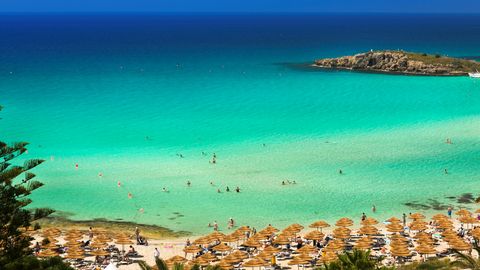 Blick auf den traumhaften Nissi Strand in Ayia Napa auf Zypern