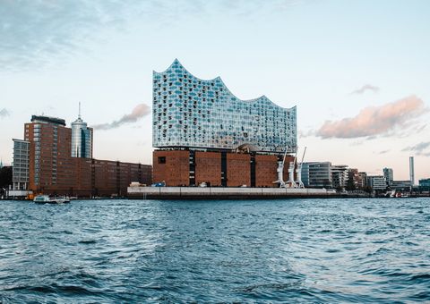 Hamburger Elbphilharmonie vom Wasser aus