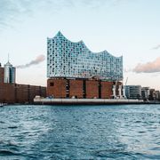 Hamburger Elbphilharmonie vom Wasser aus