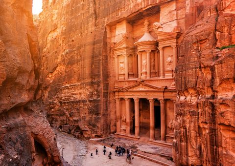 aus dem Fels geschlagenes Mausoleum Khazneh al-Firaun in Petra, Jordanien