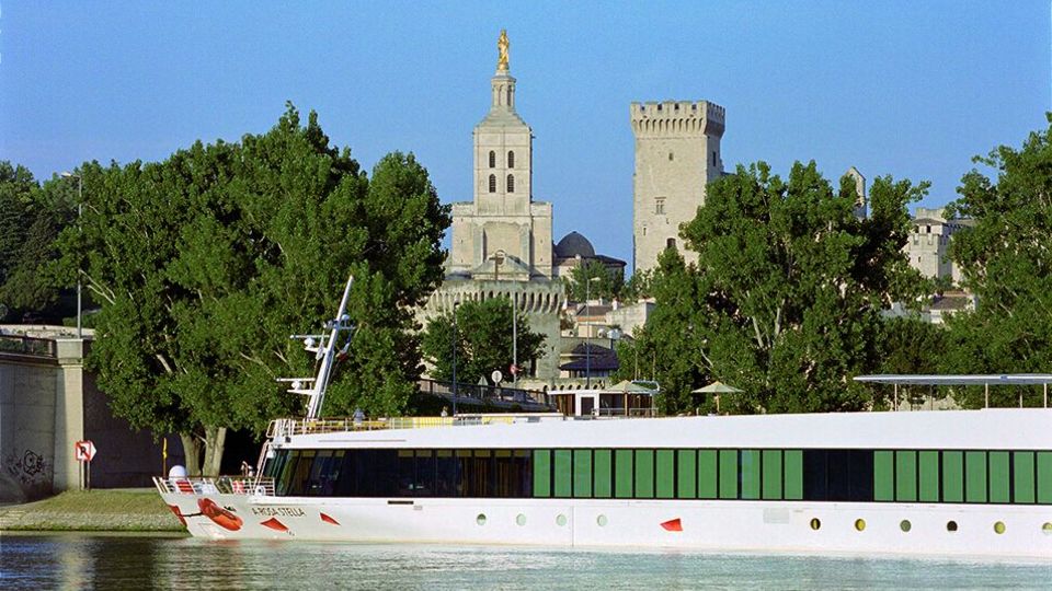 A-ROSA STELLA vor dem Papstpalast Avignon (Foto: A-ROSA Flussschiff GmbH)
