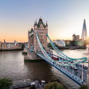 Tower Bridge, im Hintergrund The Shard