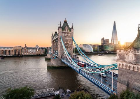 Tower Bridge, im Hintergrund The Shard