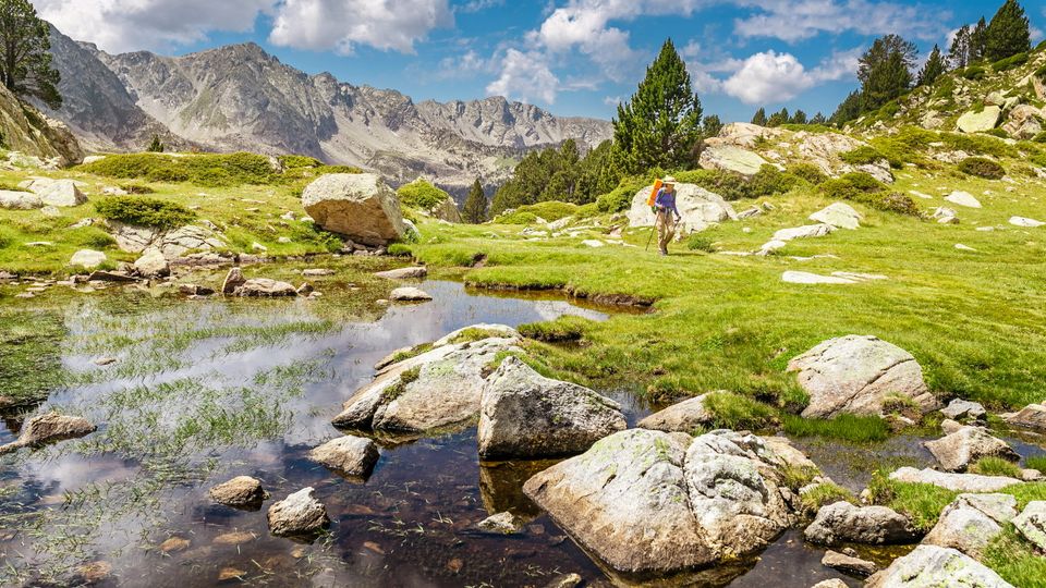 Wanderin in den Pyrenäen in Andorra