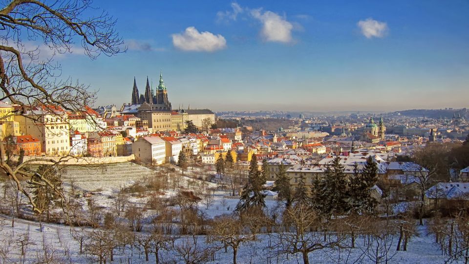 Blick vom Petrin auf die Burg in Prag mit Moldau und Altstadt