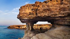 Felsenformation und Meer auf Kap Greco in Zypern
