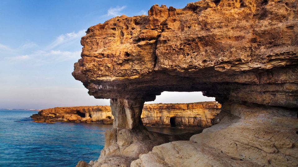 Felsenformation und Meer auf Kap Greco in Zypern