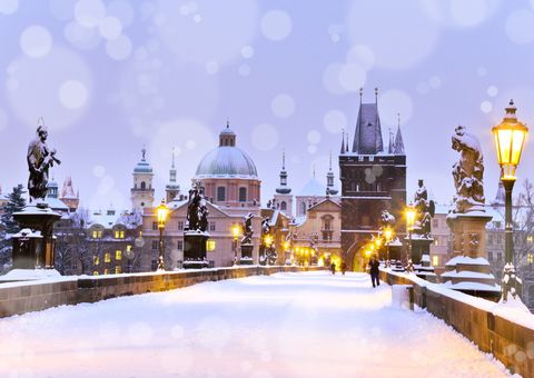 Karlsbrücke Prag im Winterschnee