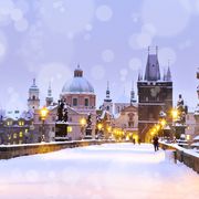 Karlsbrücke Prag im Winterschnee