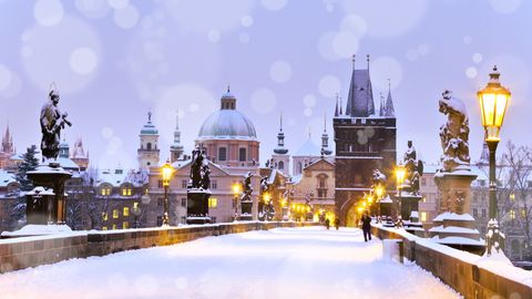 Karlsbrücke Prag im Winterschnee