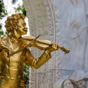 Das Johann Strauß Denkmal steht im Wiener Stadtpark.