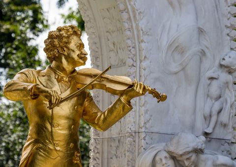 Das Johann Strauß Denkmal steht im Wiener Stadtpark.