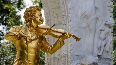 Das Johann Strauß Denkmal steht im Wiener Stadtpark.