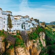 Häuserfront an der Klippe in Ronda, Andalusien