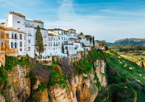 Häuserfront an der Klippe in Ronda, Andalusien