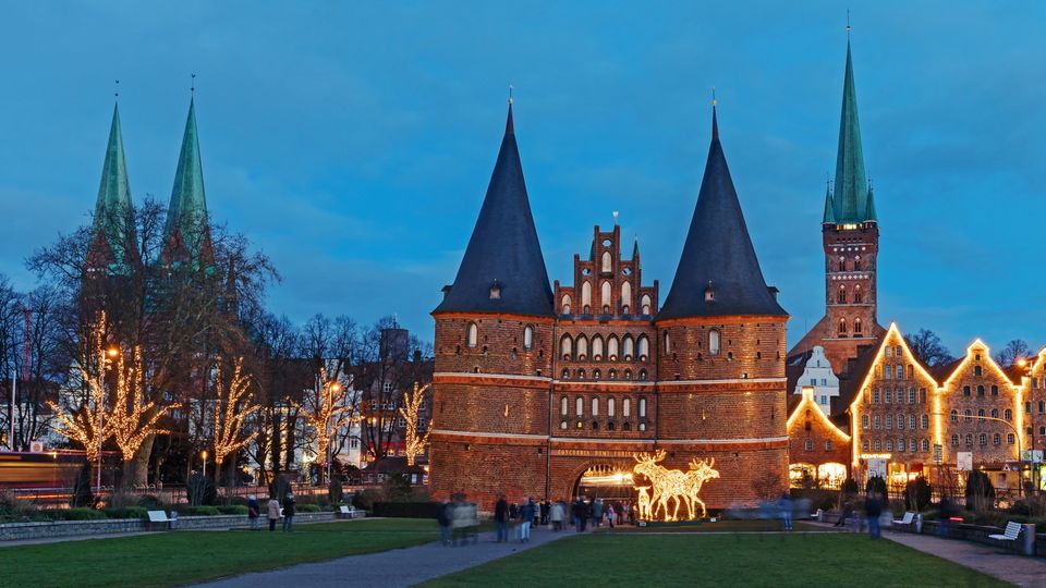 Blick auf die Altstadt von Lübeck mit dem Holstentor zu Weihnachten