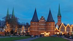 Blick auf die Altstadt von Lübeck mit dem Holstentor zu Weihnachten