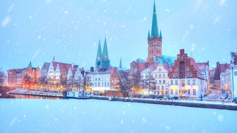 Gefrorener Trave Fluss zu Lübeck im Winter