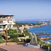 Aussicht auf das Meer vor Club Hotel Baja Sardinia auf Sardinien, Italien