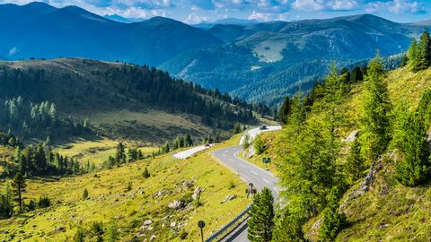 Nockalmberge mit Bergstraße in Kärnten Österreich