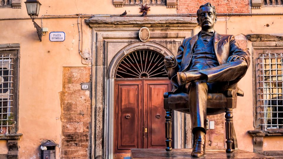 Lucca, Piazza Cittadella mit Puccini-Denkmal