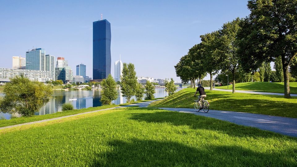 Park in Wien mit Fahrradfahrer